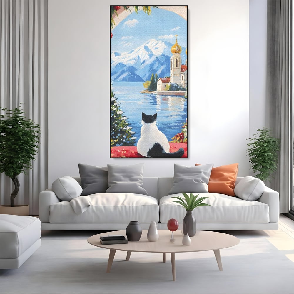 Tablou canvas cu tablou canvas cu pisica privind spre munte, in rama de aluminiu negru, pe perete intr-un living